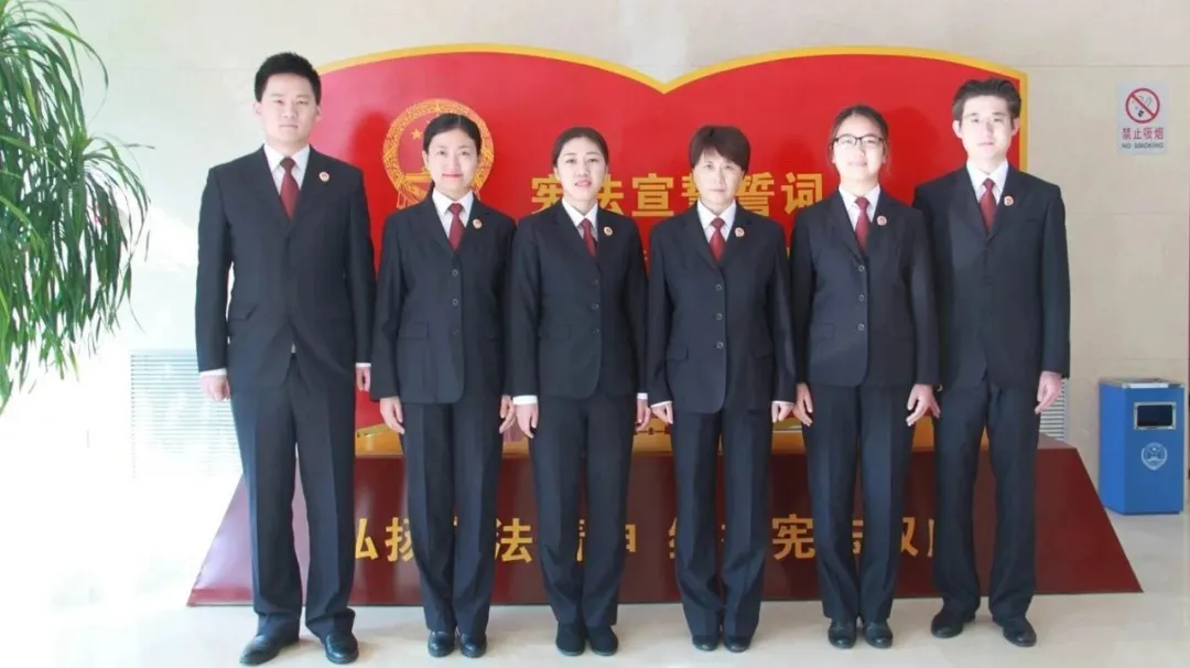 与时间赛跑，党旗在战疫一线高高飘扬！