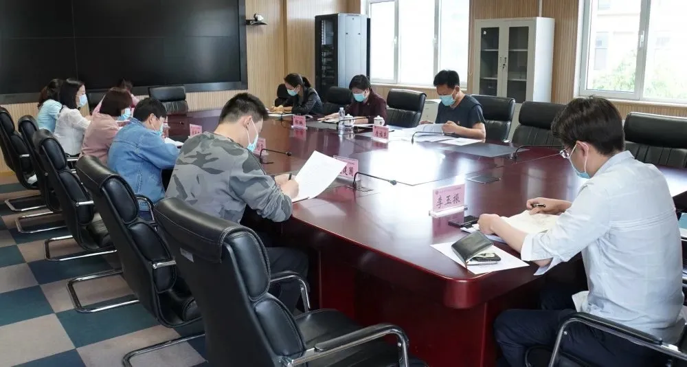 与时间赛跑，党旗在战疫一线高高飘扬！