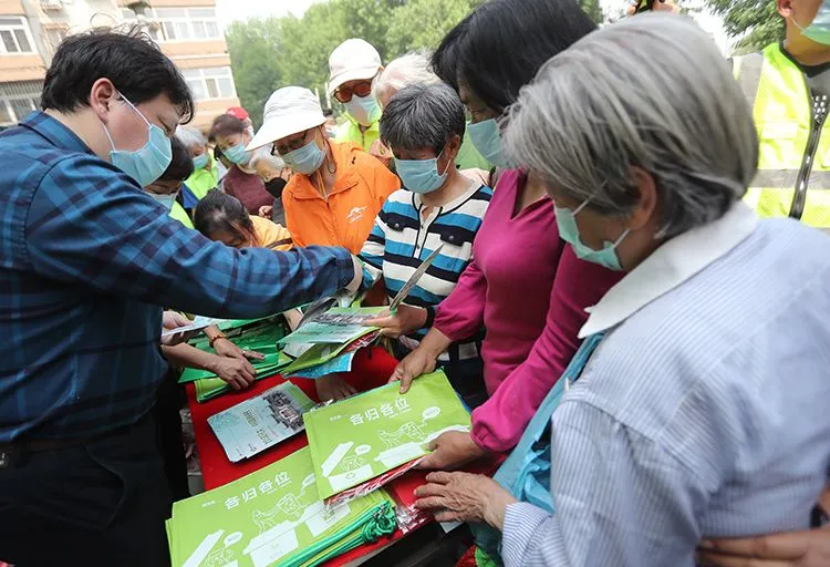 垃圾分类新规首日探访：VR体验、快递上门……东城新招多