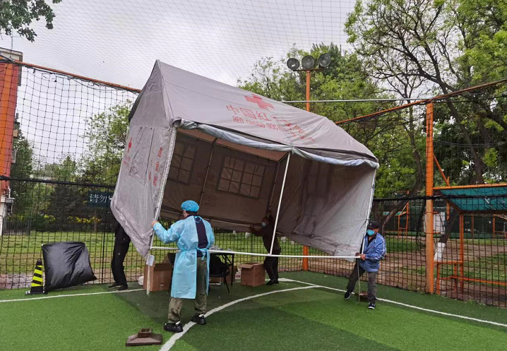 全程为测核酸老人撑伞，这位“小蓝”太贴心！