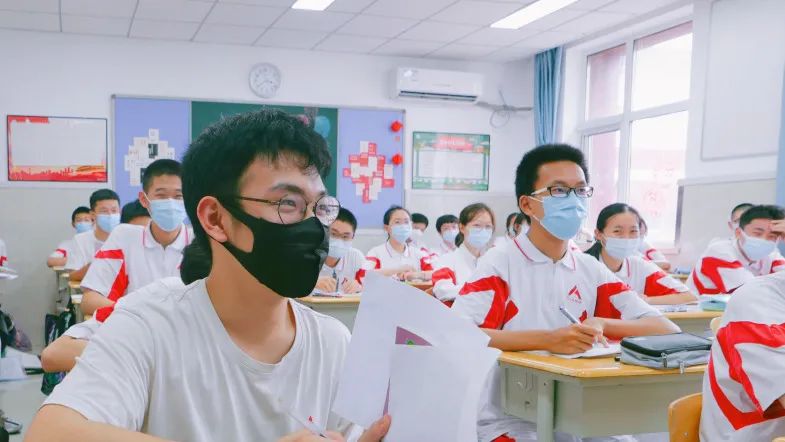 海淀区各中学防疫到位严而有序 初三学子全力以“复”备战中考