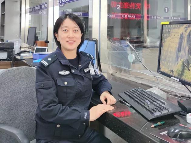 三尺户籍小窗口，服务为民大舞台