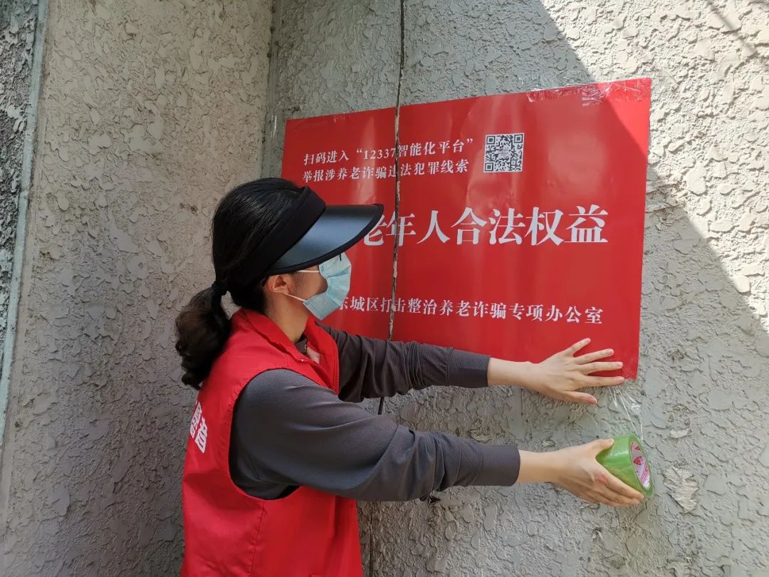 “防疫两米线”化身“普法提示条”！这里的下沉干警普法有一套