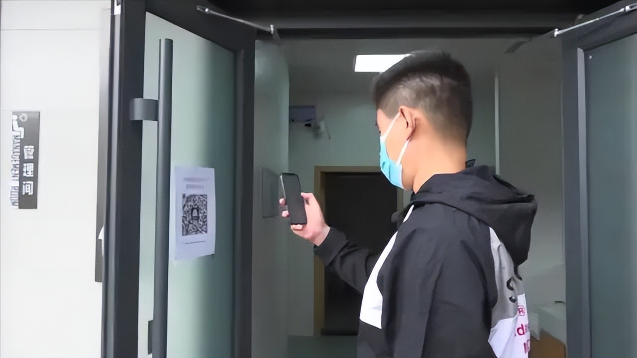 公厕保洁消杀再“升级”，筑牢防疫安全屏障