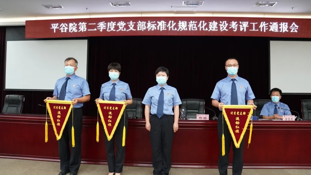 与时间赛跑，党旗在战疫一线高高飘扬！