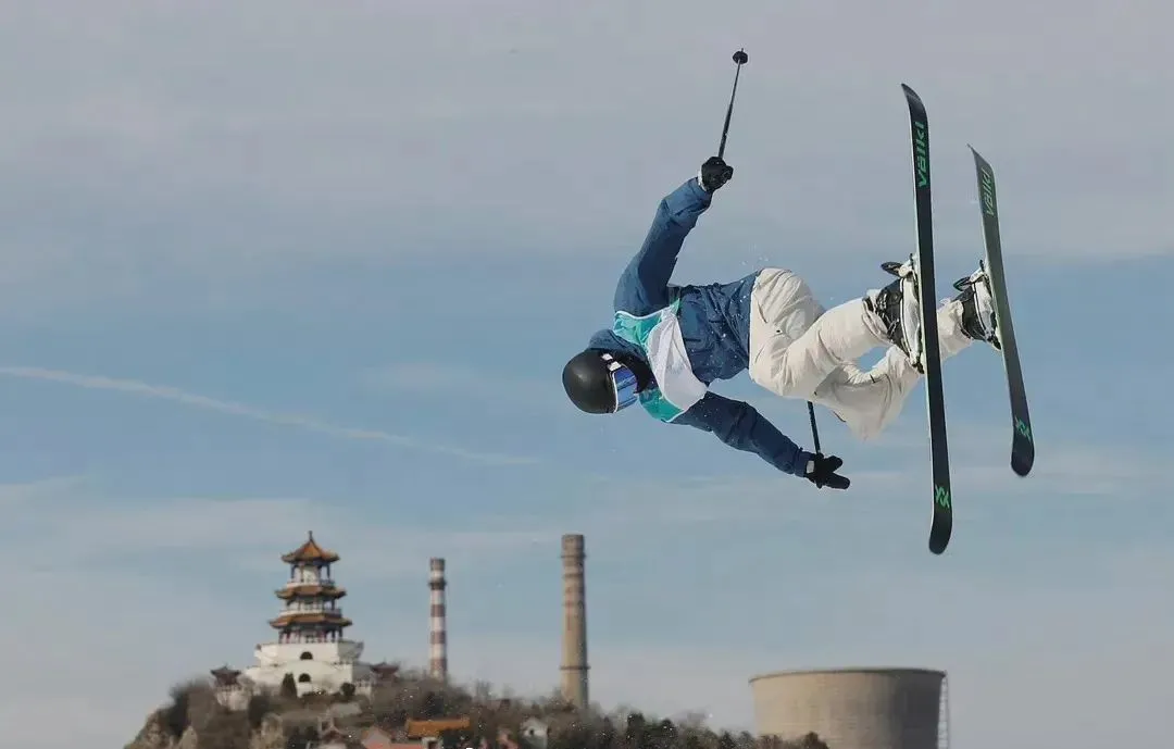 “很酷，背景是山脉、庙宇、城市和钢铁厂！”中外选手盛赞首钢滑雪大跳台