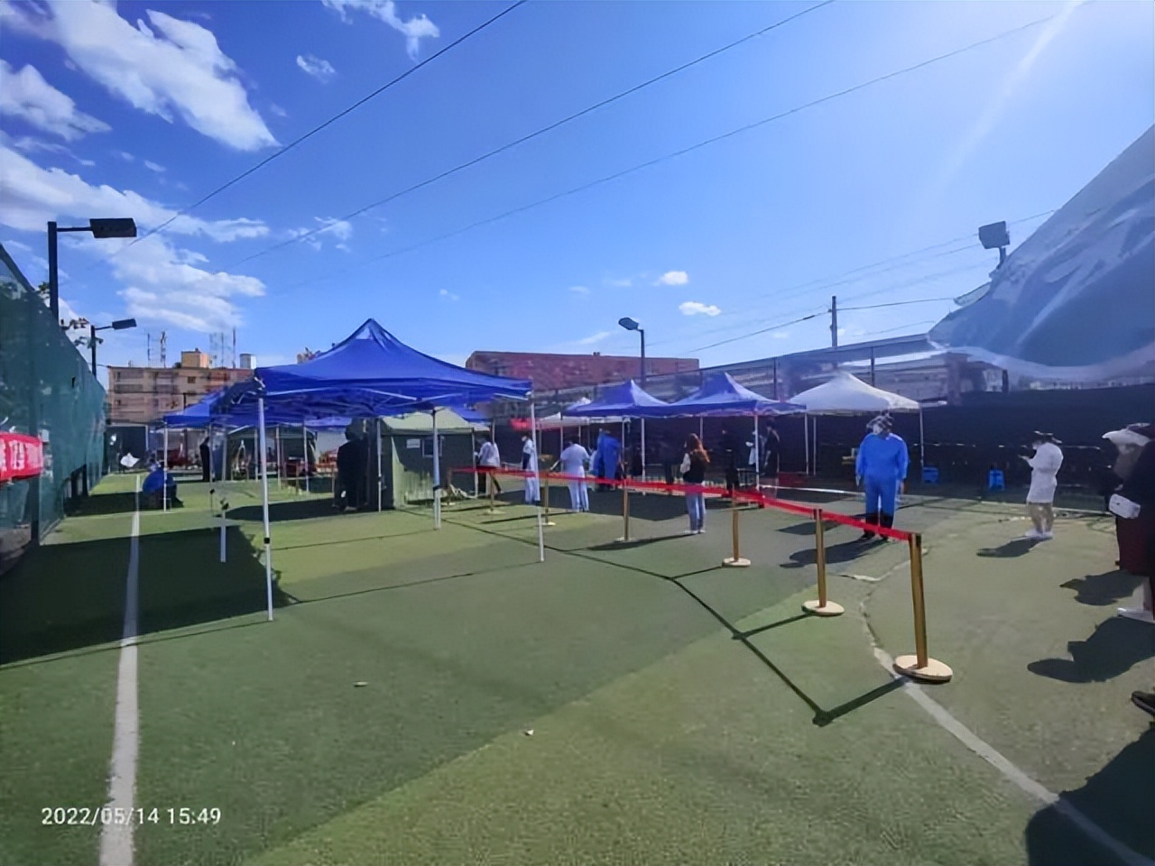 反诈两米线、百米遮阳棚“巧”利用，居民连声叫好