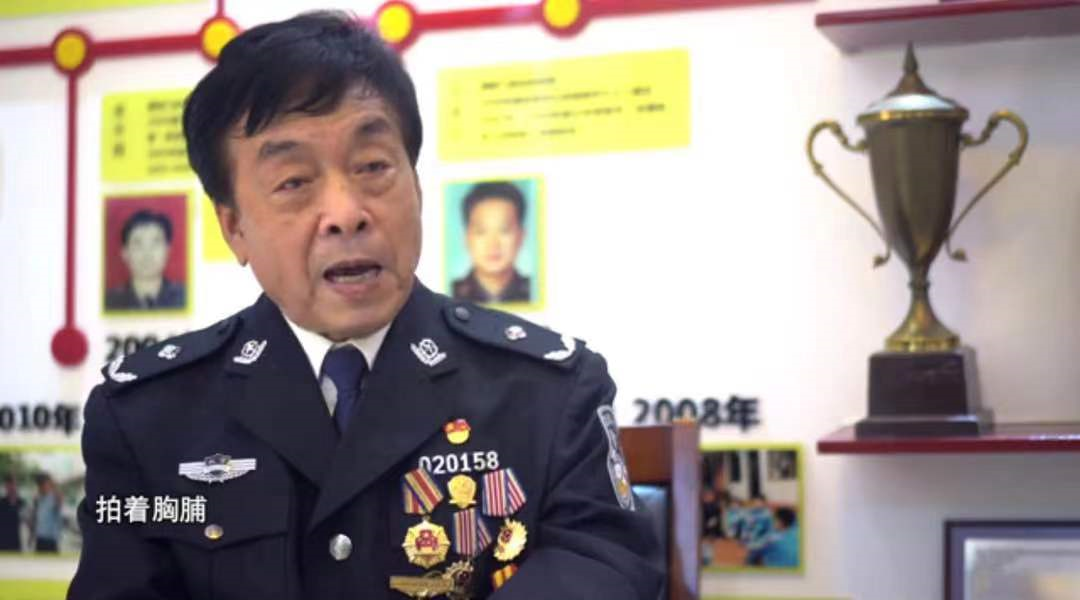 他单枪匹马，接管有30多名伪警察的派出所！