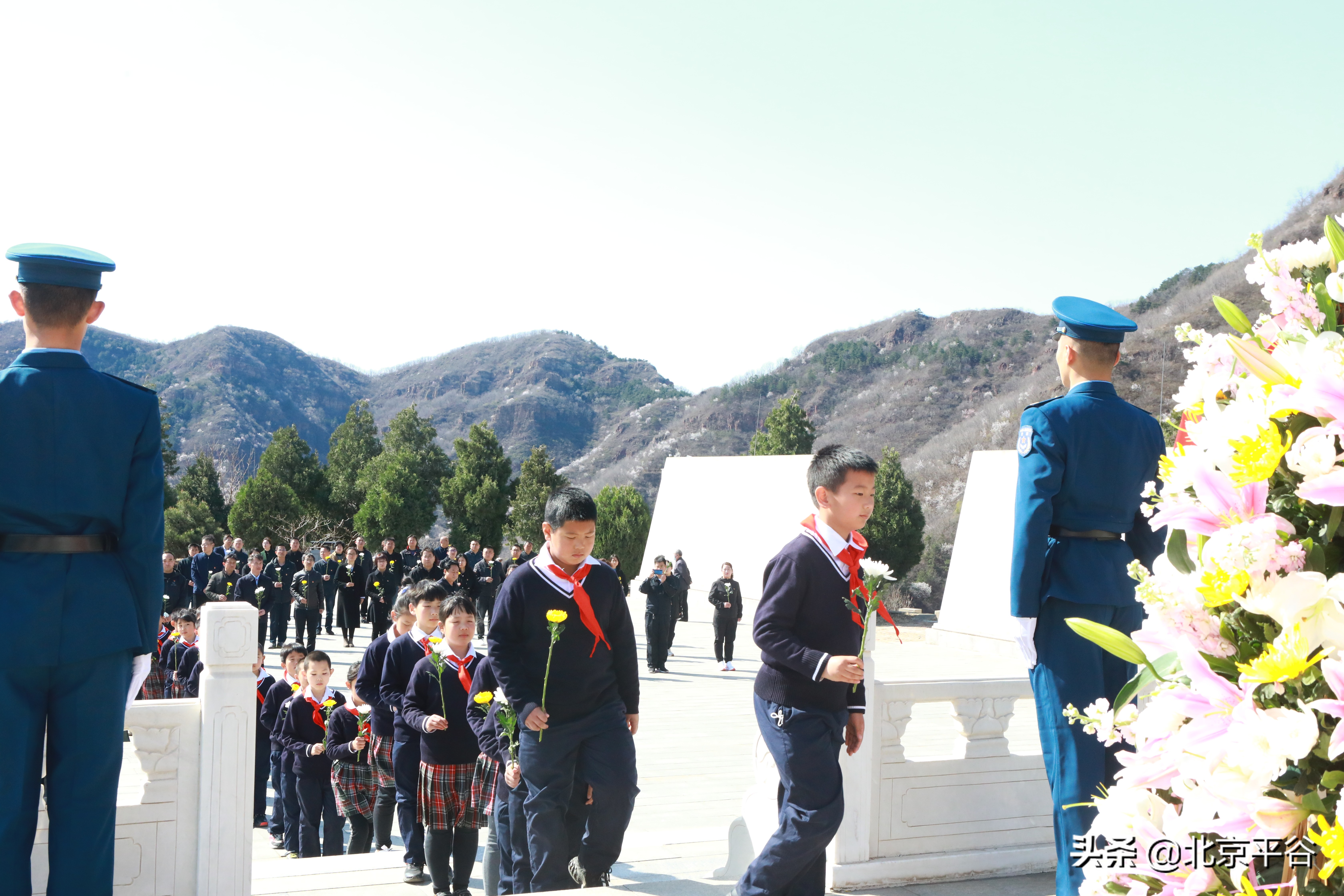 平谷区党员、干部、群众和学生代表开展清明祭英烈活动