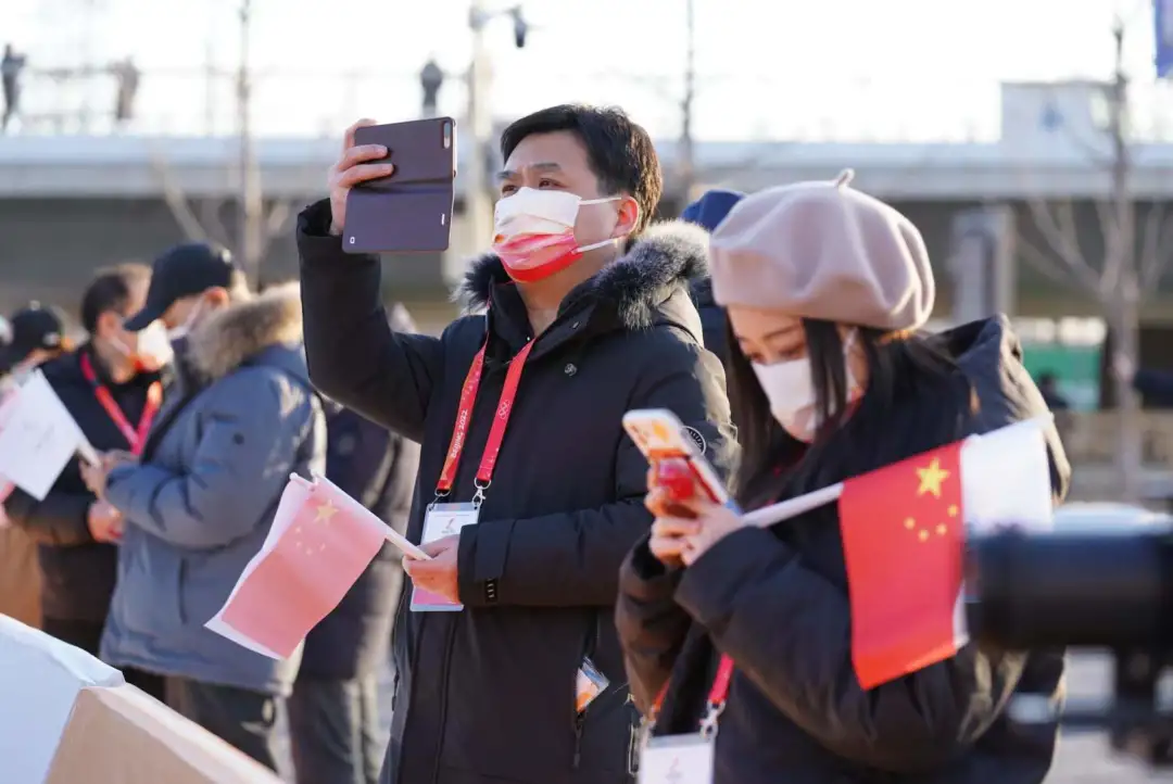 看~石景山之光！火炬传递他们全程保驾护航......