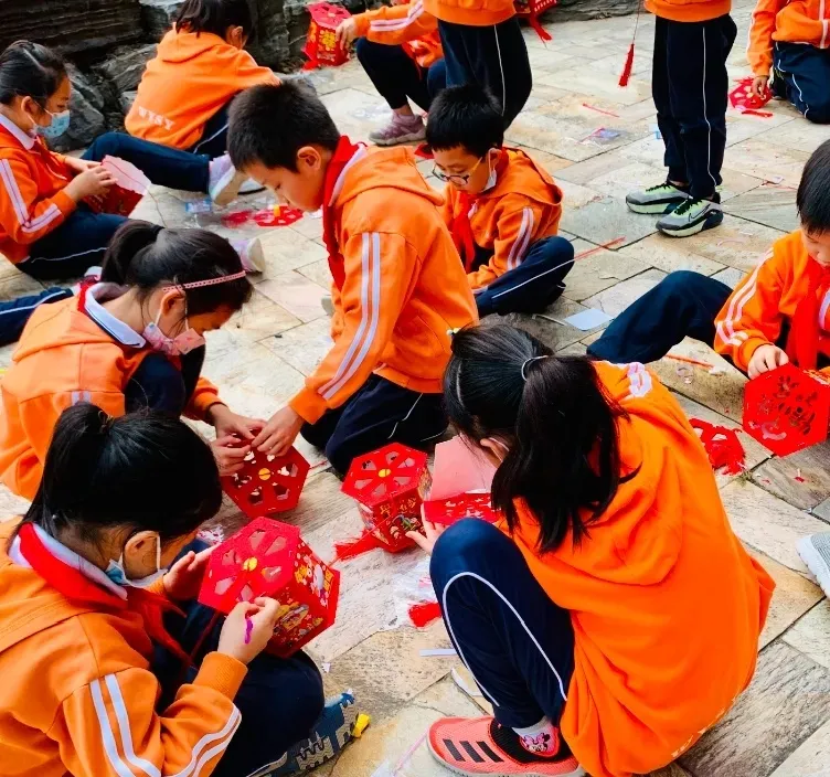 多彩活动阵地 共建文明校园