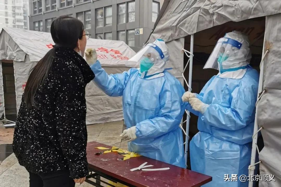 【“疫”线通讯】“国门先锋突击队”红旗在丰台核酸检测现场飘扬！