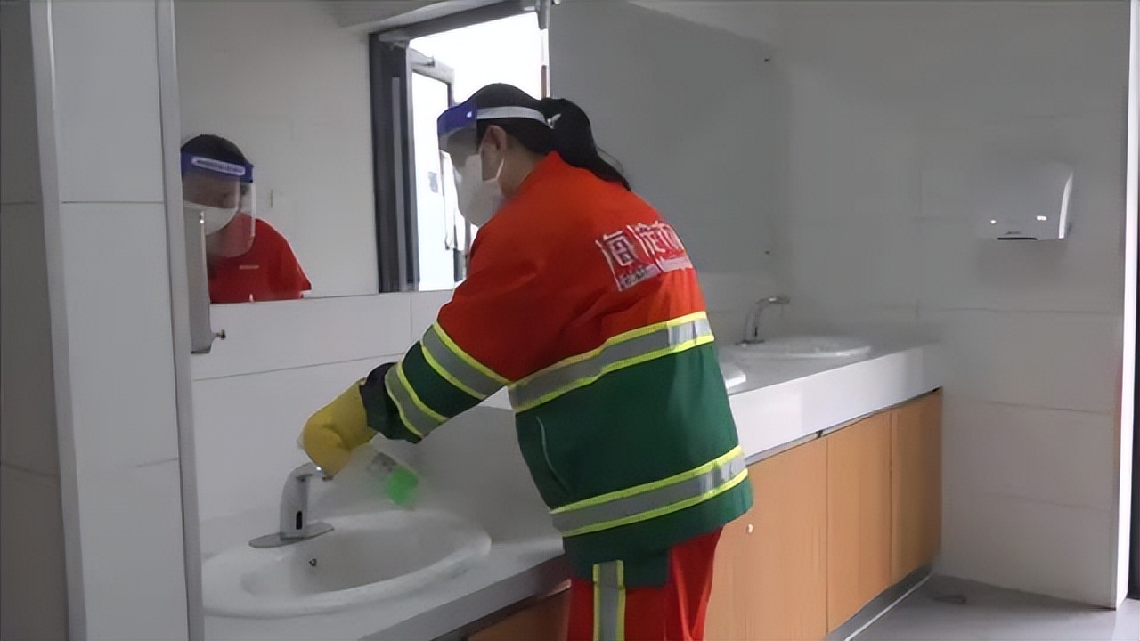 公厕保洁消杀再“升级”，筑牢防疫安全屏障