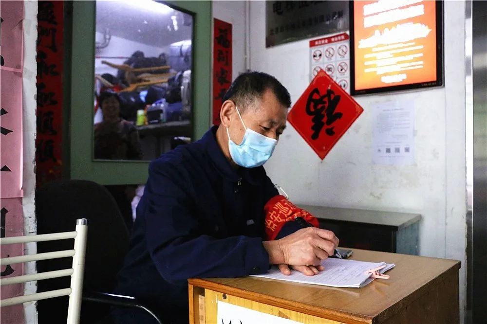 “疫”线讲述：8平米小屋为“家”，百余天守候夜归人