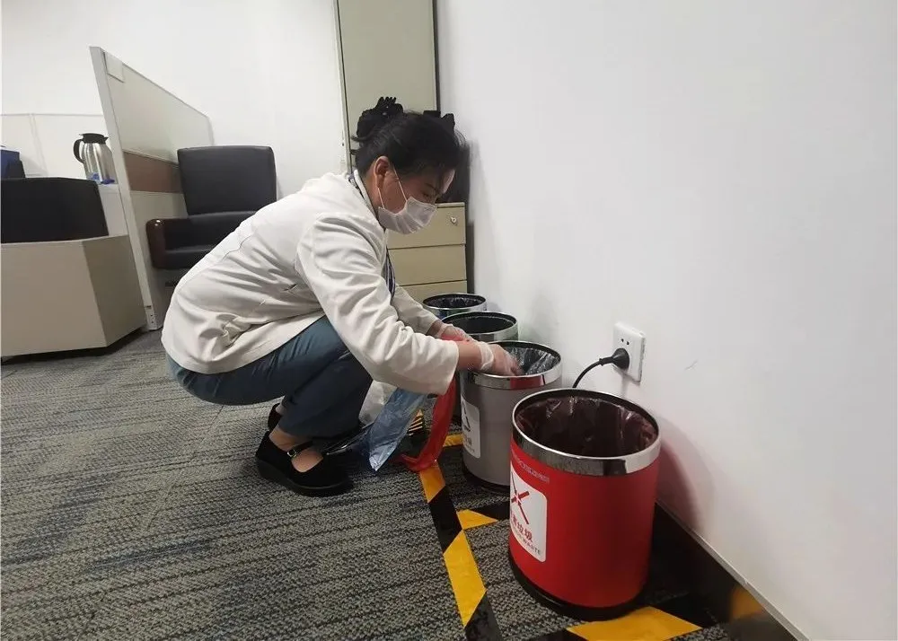 公共场所垃圾分类，他们这么做……