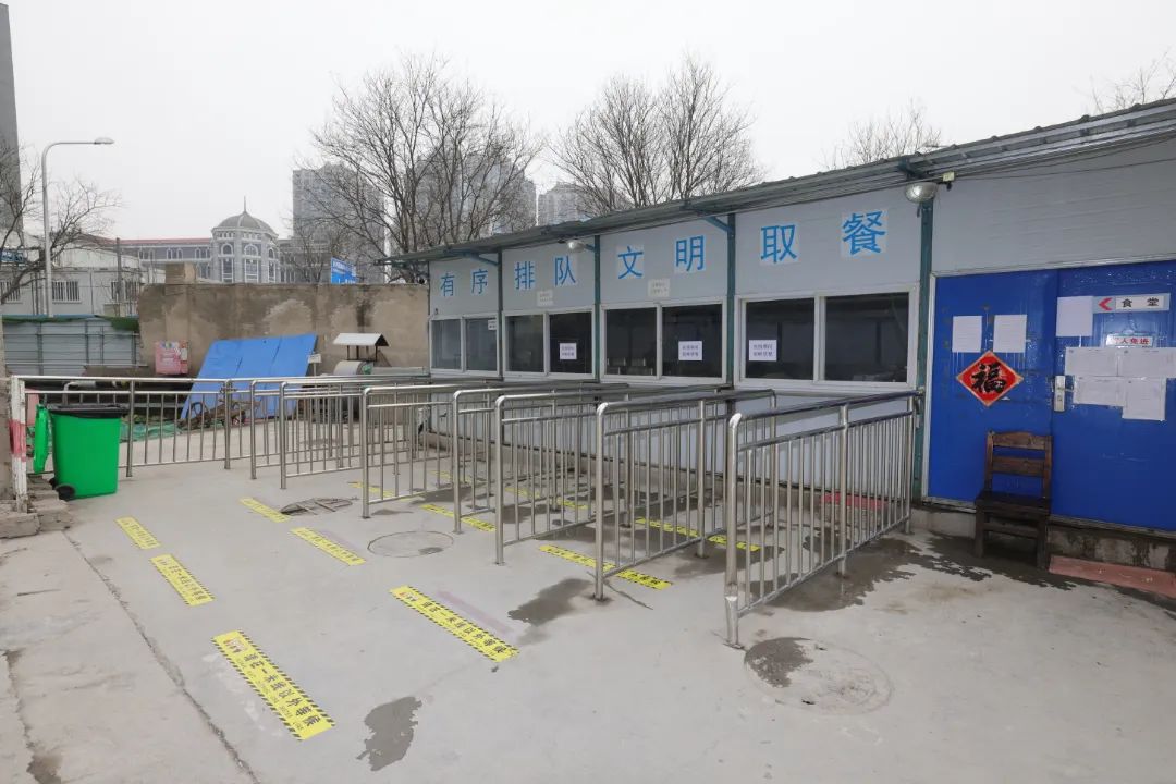 东城区施工现场实行封闭式管理，就餐采取错峰分餐制