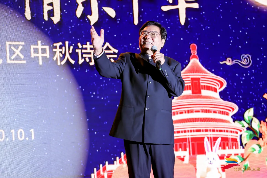 明城墙上吟诗赏月，东城居民感受中秋传统味儿