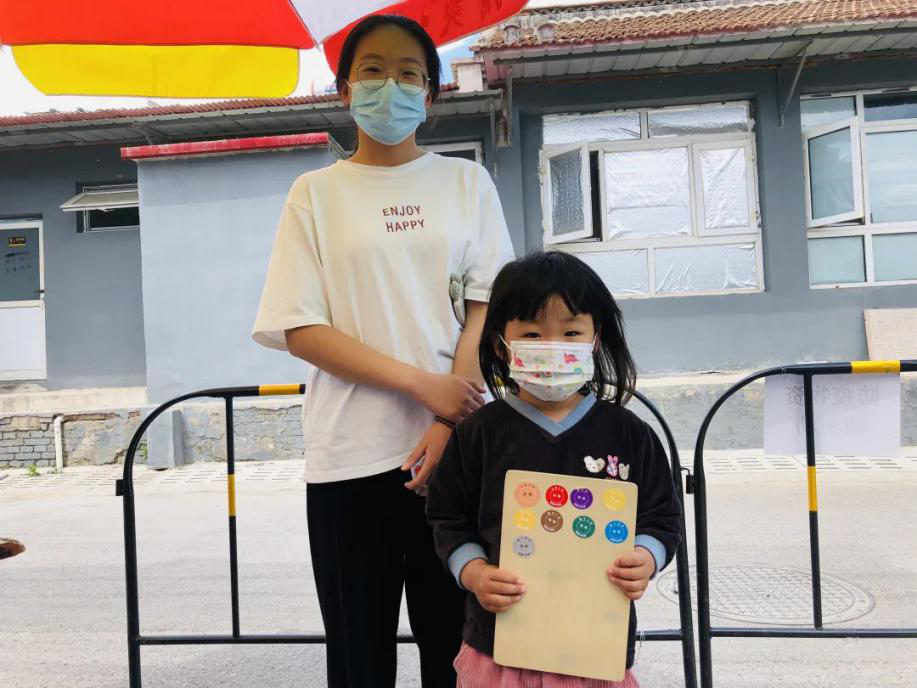 顺义娃将核酸检测贴纸巧变“艺术品”，致敬战“疫”一线工作者