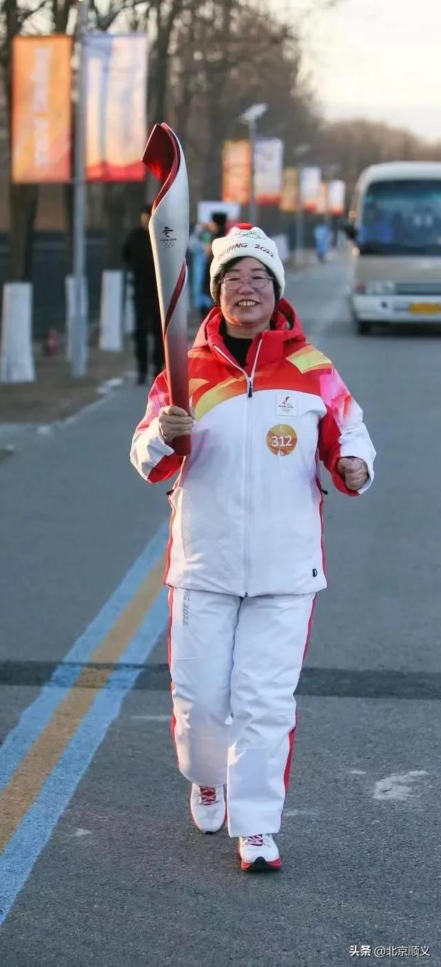 在北京冬奥公园，顺义区教育卫生等领域一线代表顺利完成火炬传递任务