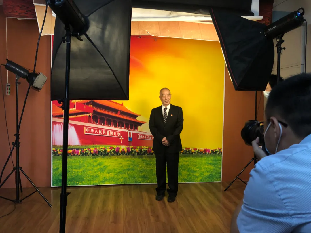 老兵拍摄生日照与祖国共庆生