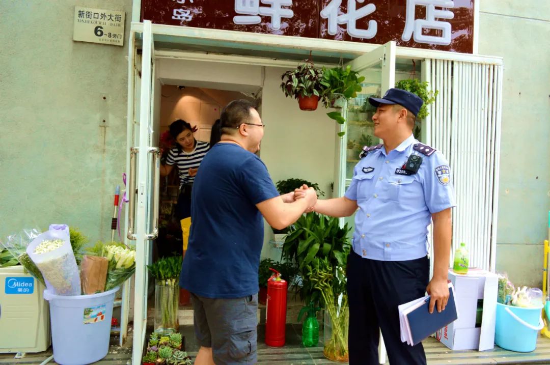 犄角旮旯都不落下 他用小步伐换来大平安