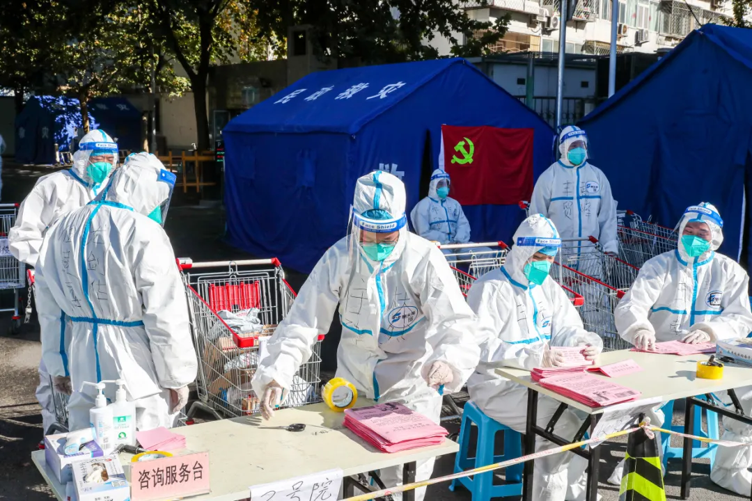 “红色力量”临时党委成为封闭小区居民群众的主心骨