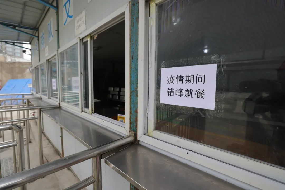 东城区施工现场实行封闭式管理，就餐采取错峰分餐制