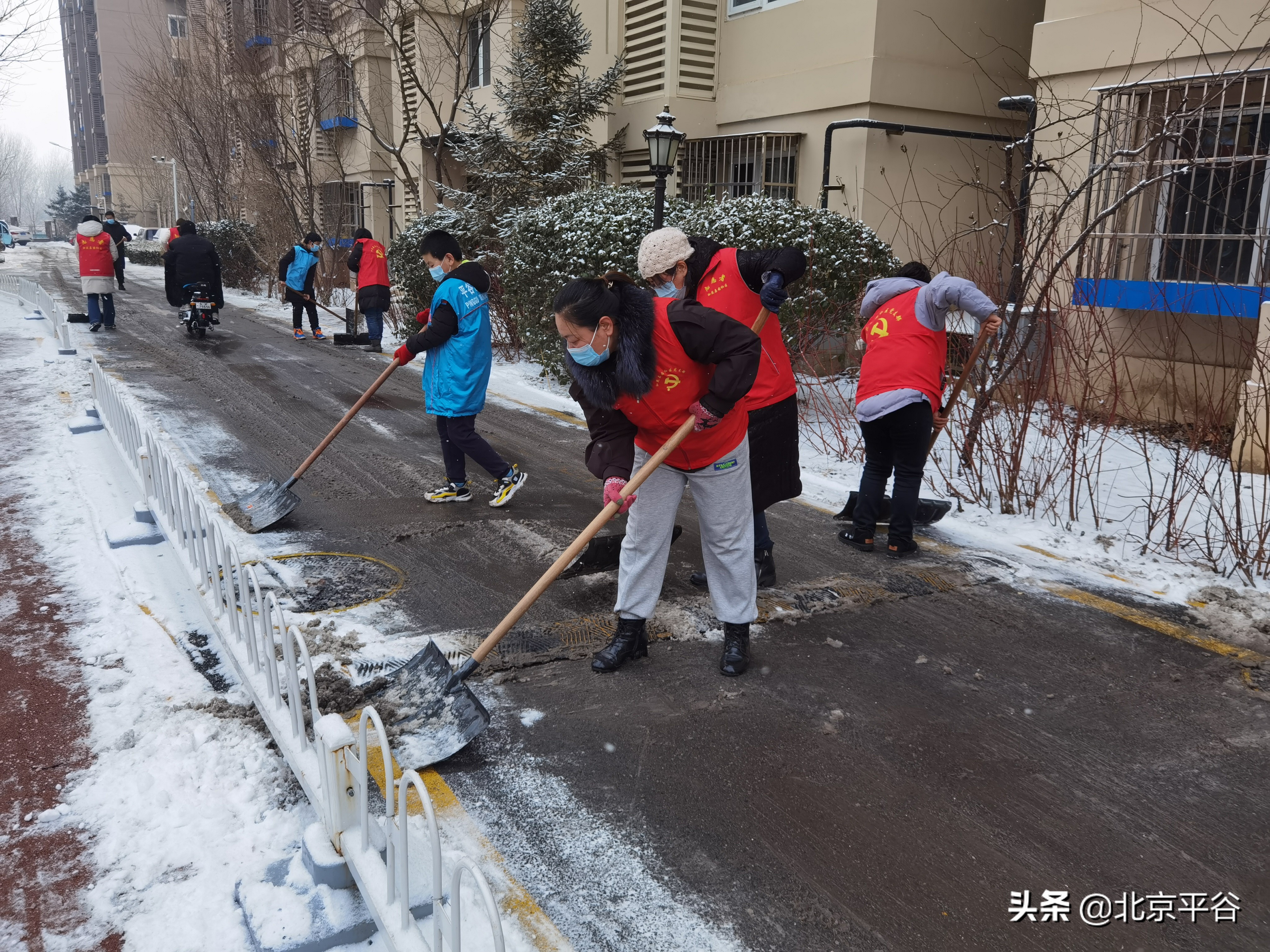 平谷区开展扫雪铲冰行动 建设有温度的城市