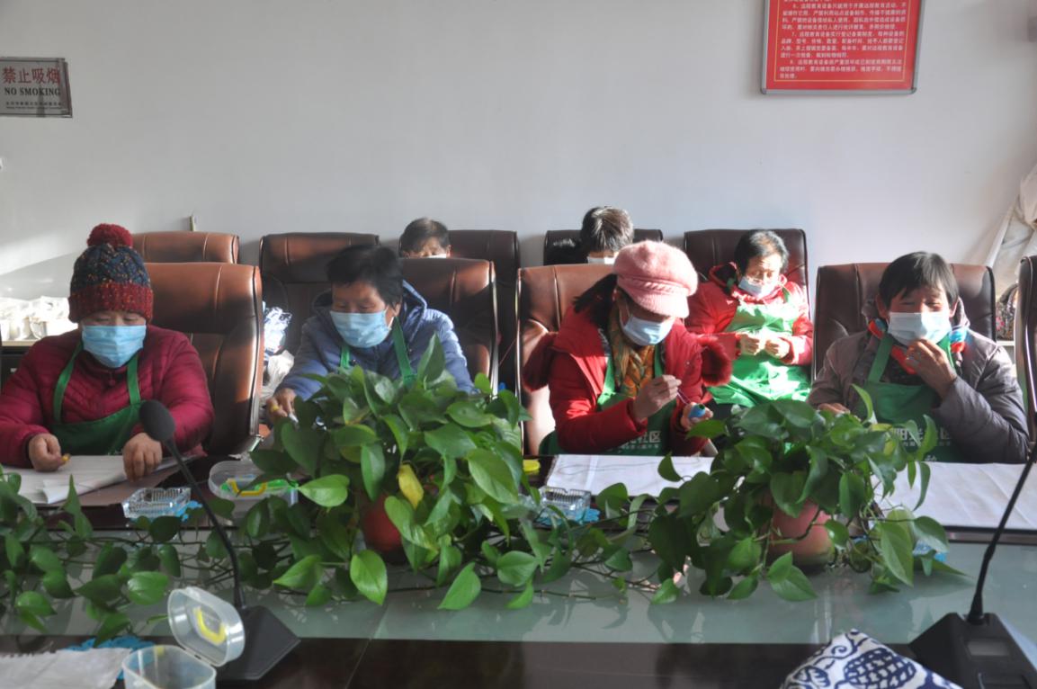 密云区新城子镇崔家峪村开展环保手提袋制作活动