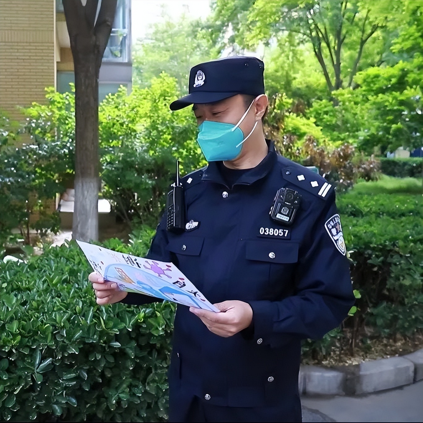 暖心！7岁小女孩作画送给一线抗“疫”民警