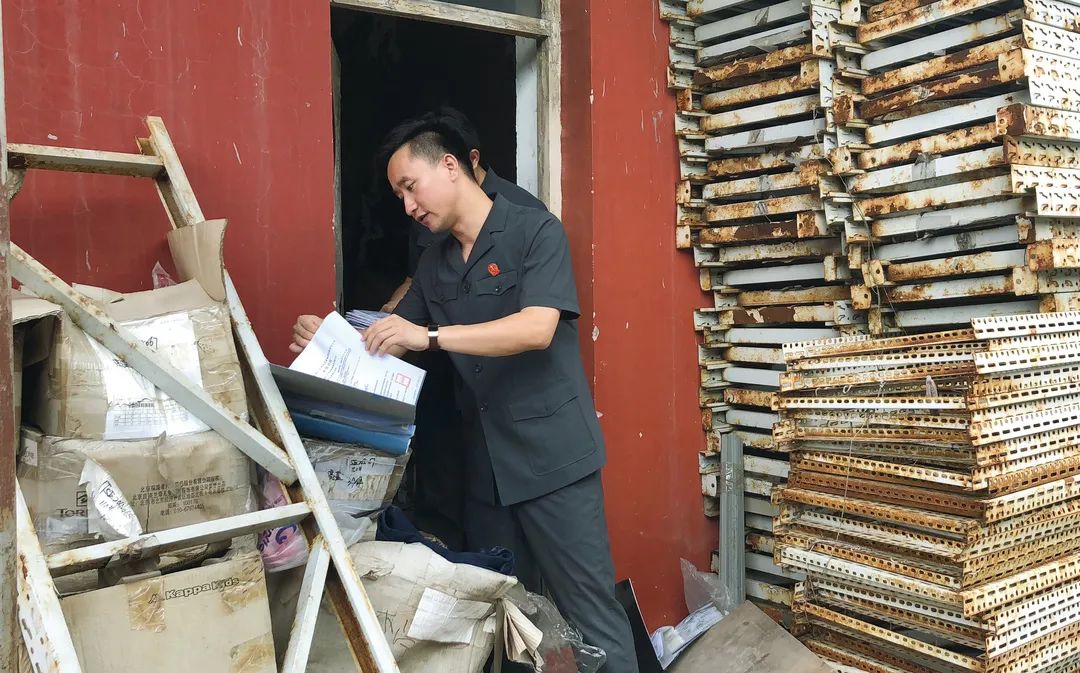 菜刀、板砖、恶语相向……面对危险11年，他执行到位资金15亿元