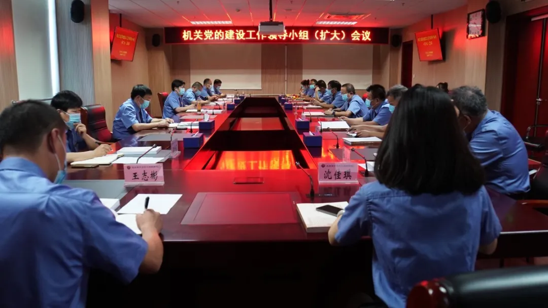 与时间赛跑，党旗在战疫一线高高飘扬！