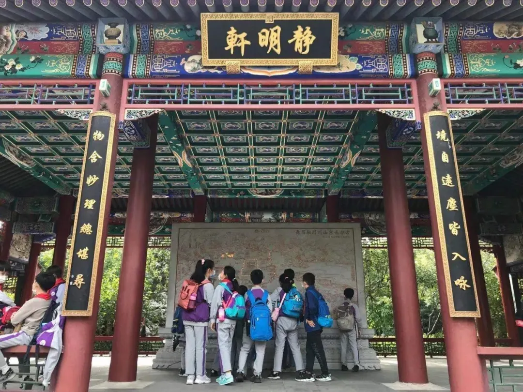 多彩活动阵地 共建文明校园