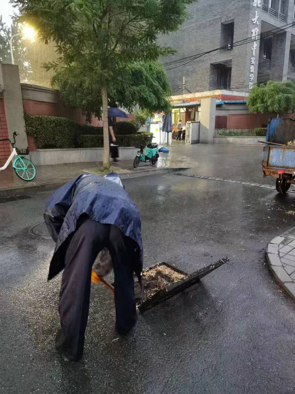 雨夜坚守！