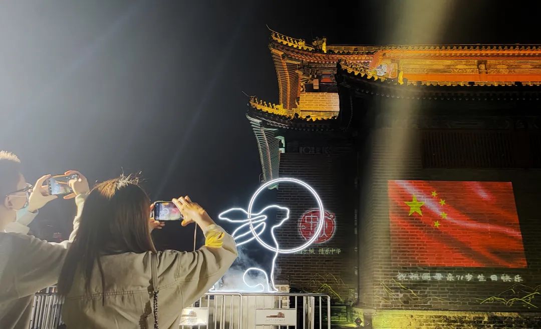 明城墙上吟诗赏月，东城居民感受中秋传统味儿