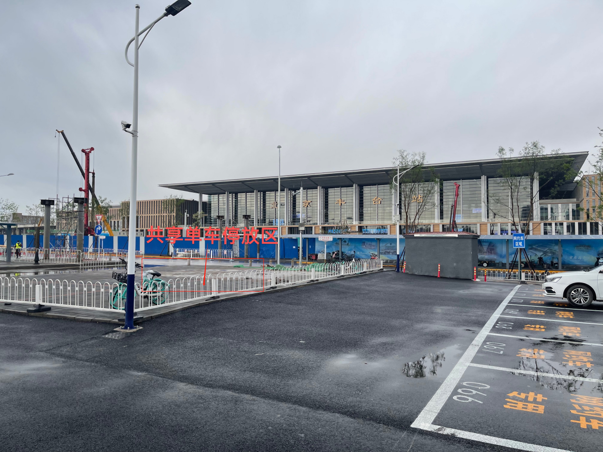 车辆走高架，行人走通廊 北京丰台站“五一”又有新变化