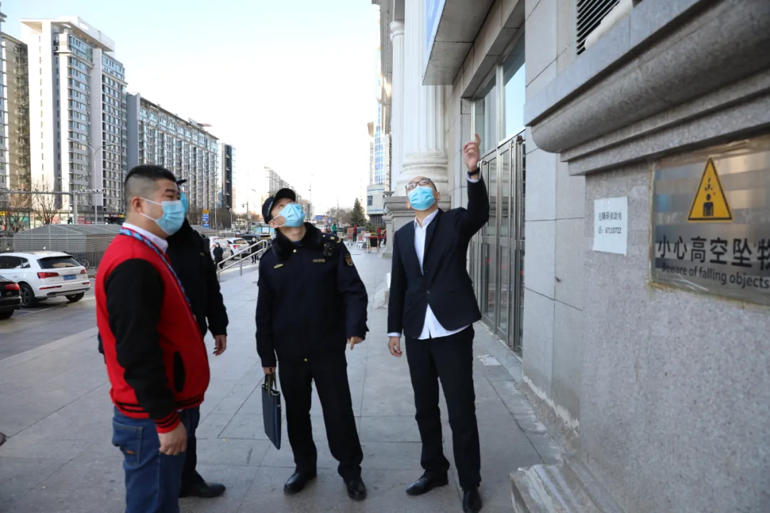 排隐患，保安全！东城开展大风天气户外广告牌匾执法检查