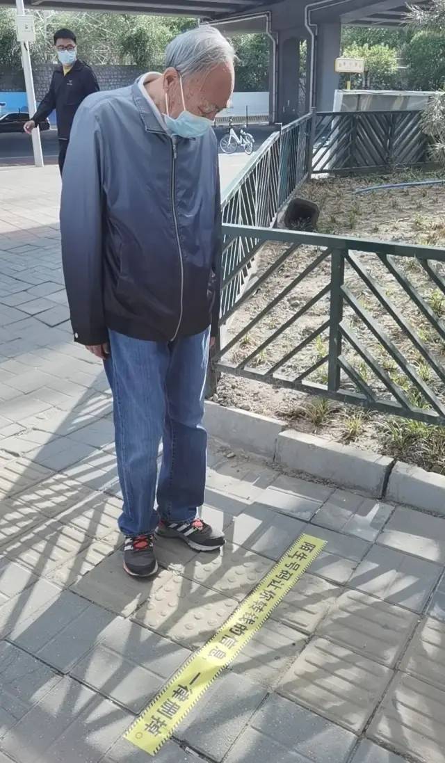 反诈两米线、百米遮阳棚“巧”利用，居民连声叫好