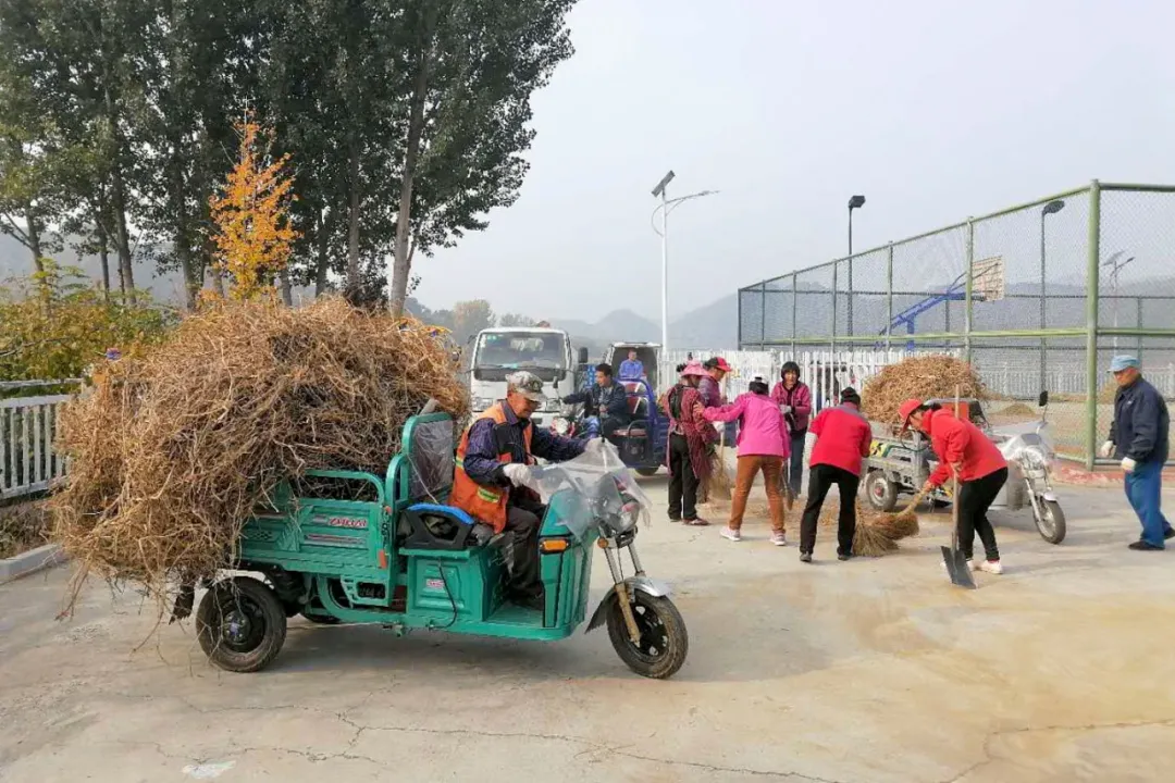 密云区巨各庄镇：防火扫除两不误 秋日最美酒乡路
