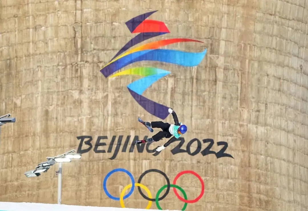 “很酷，背景是山脉、庙宇、城市和钢铁厂！”中外选手盛赞首钢滑雪大跳台