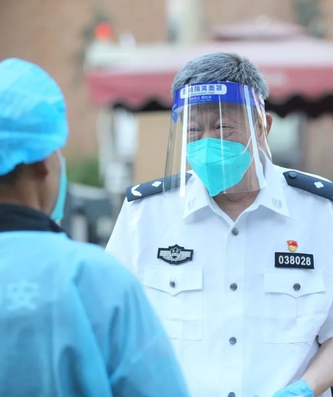 点赞！“60后”老民警冲在抗“疫”一线