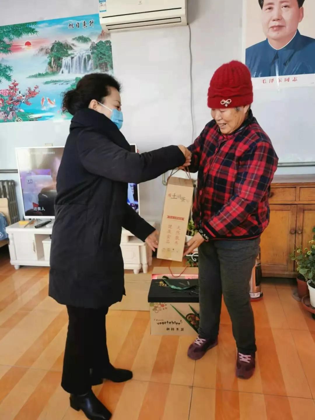 密云区总工会慰问在档困难职工