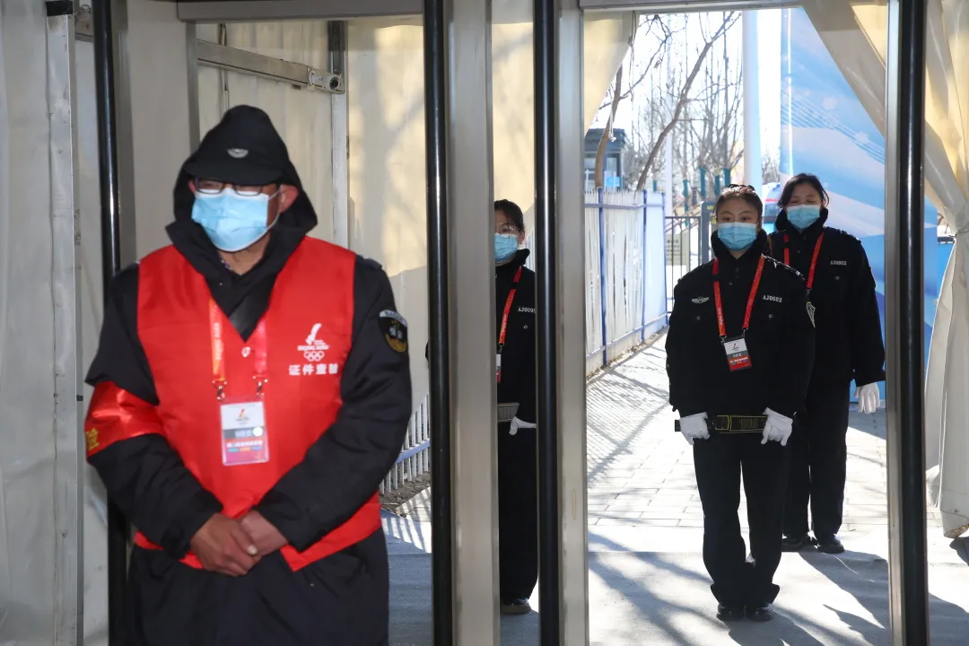 看~石景山之光！火炬传递他们全程保驾护航......