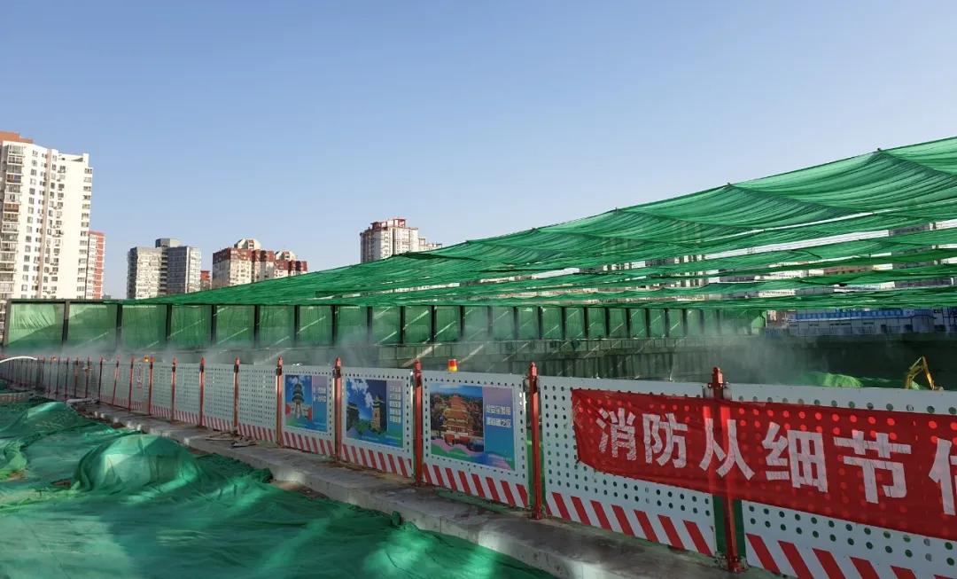 有效防尘！东城工地启用“天幕系统”