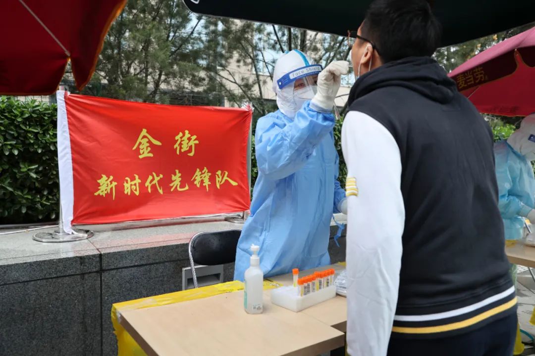 “从排队到检测完成不到10分钟”，上门核酸检测服务方便驻区企业员工