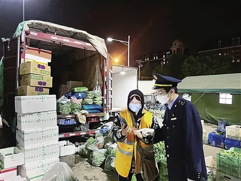 四季青镇市场监管所对农贸批发市场连夜展开监督检查