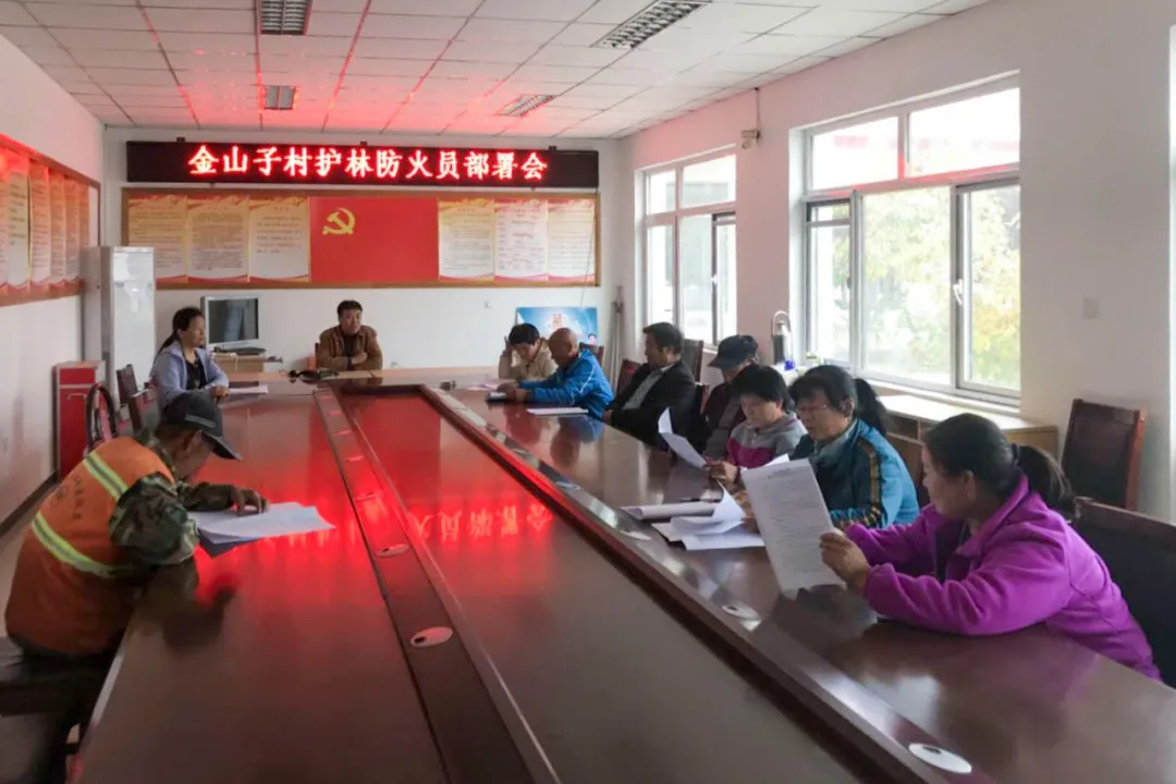 密云区巨各庄镇：防火扫除两不误 秋日最美酒乡路