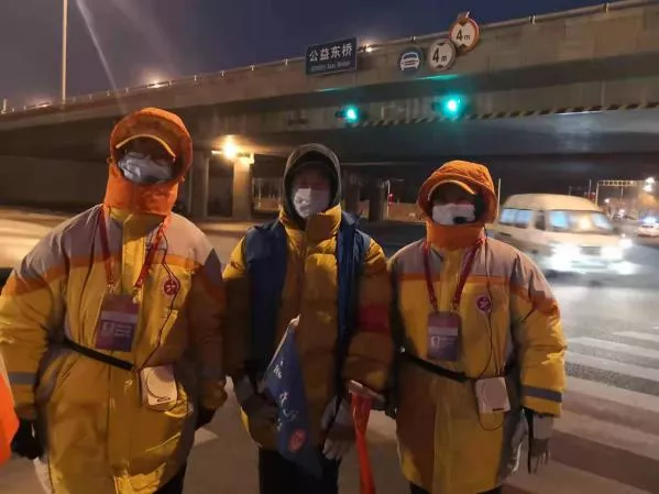 “迎冬奥 保畅通”丰台志愿者扮靓文明交通示范路口