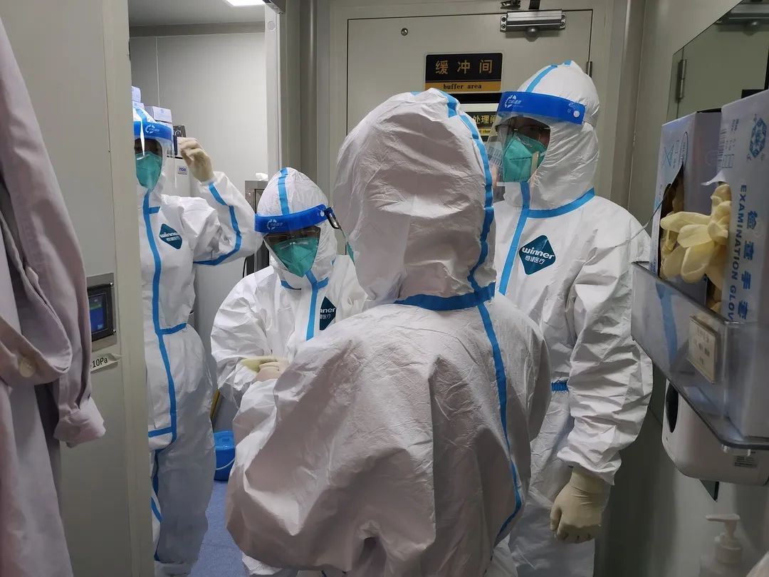 核酸检测的后方“战场”，他们在与“病毒”近距离对峙