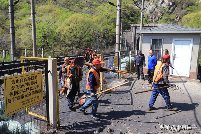十三陵镇开展大岭沟铁路安全巡查